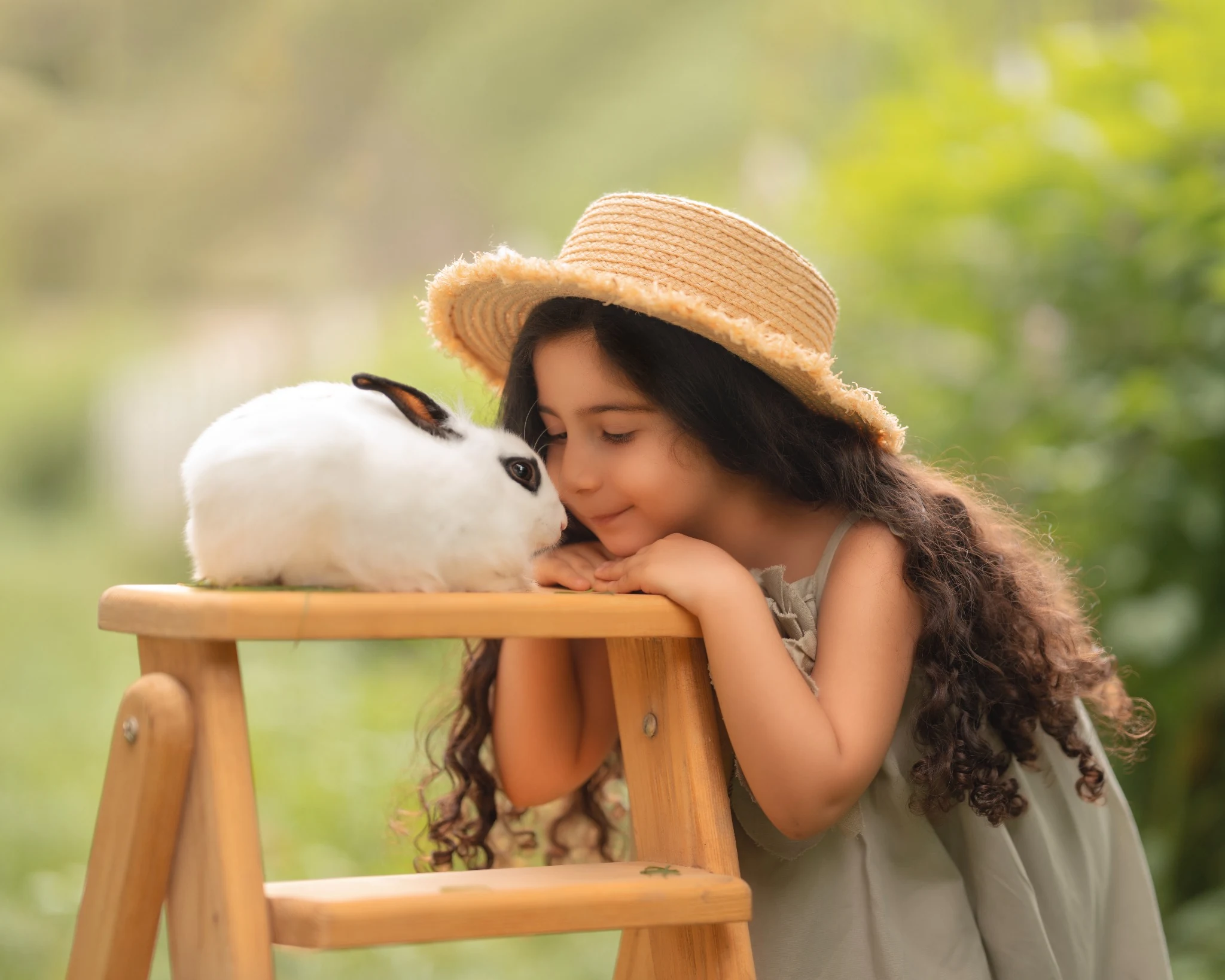 کودک با عروسک خرگوش در باغ