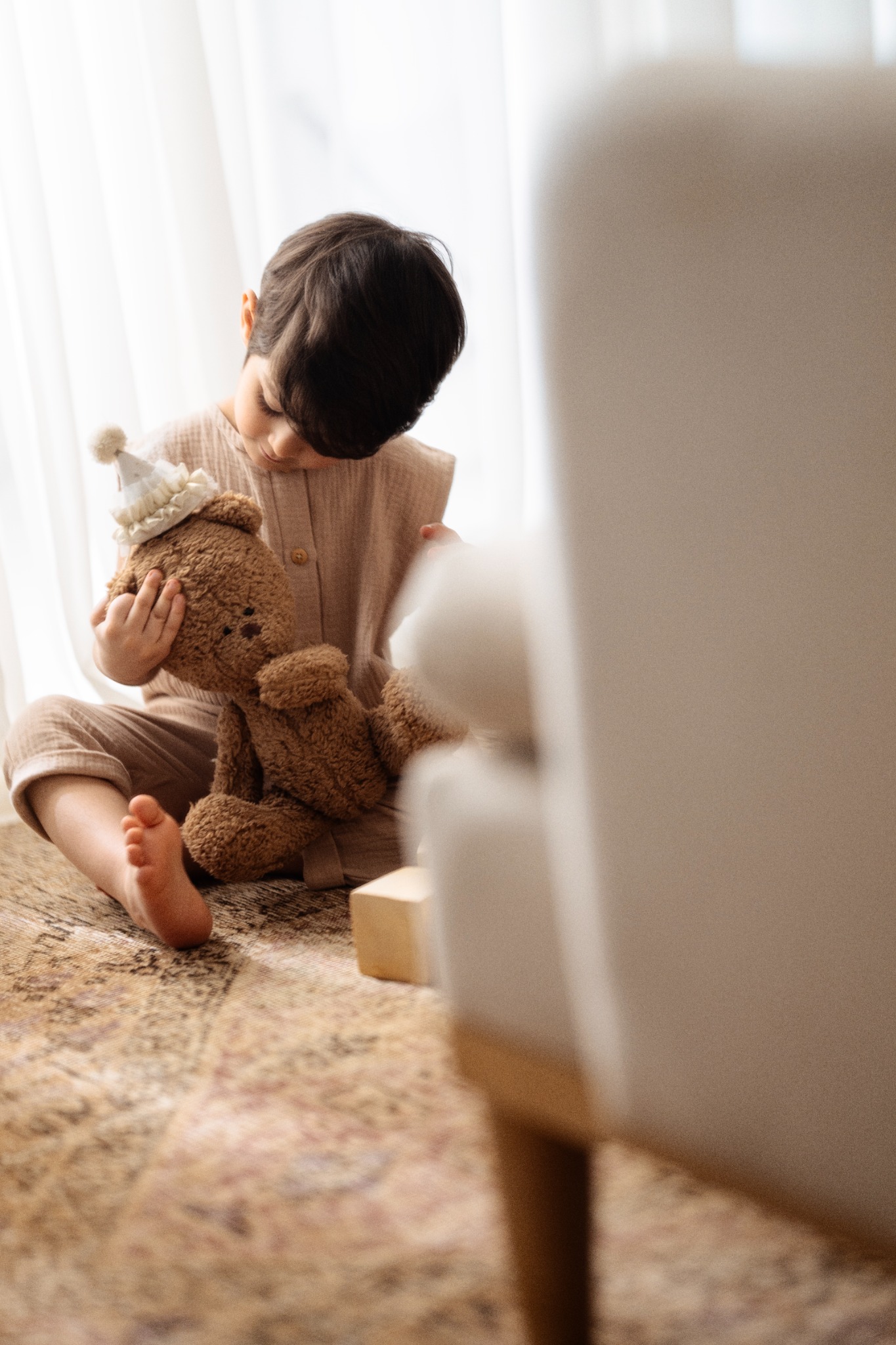 کودک در حال بغل کردن خرس